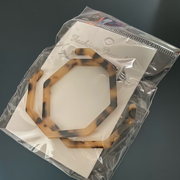 angular tortoise earrings - Picture 4 of 4